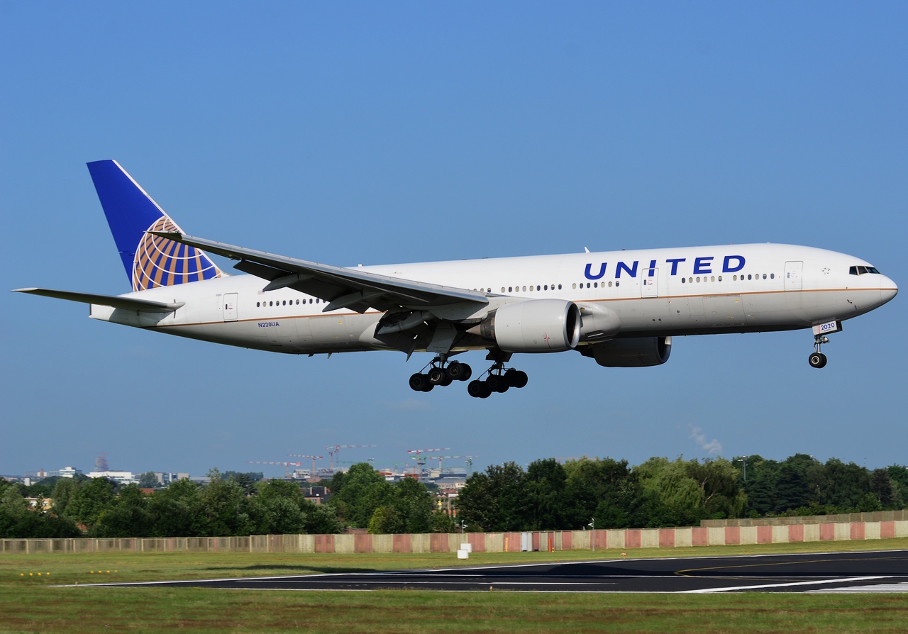N220UA - 777-222(ER) - United Airlines - BRU - 10-07-2013