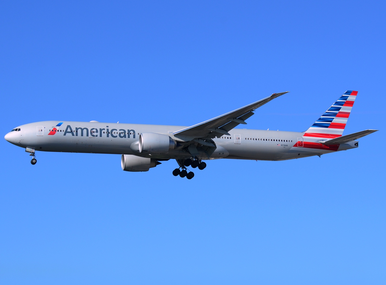 N718AN - 777-323(ER) - American Airlines - GRU - 06-06-2013