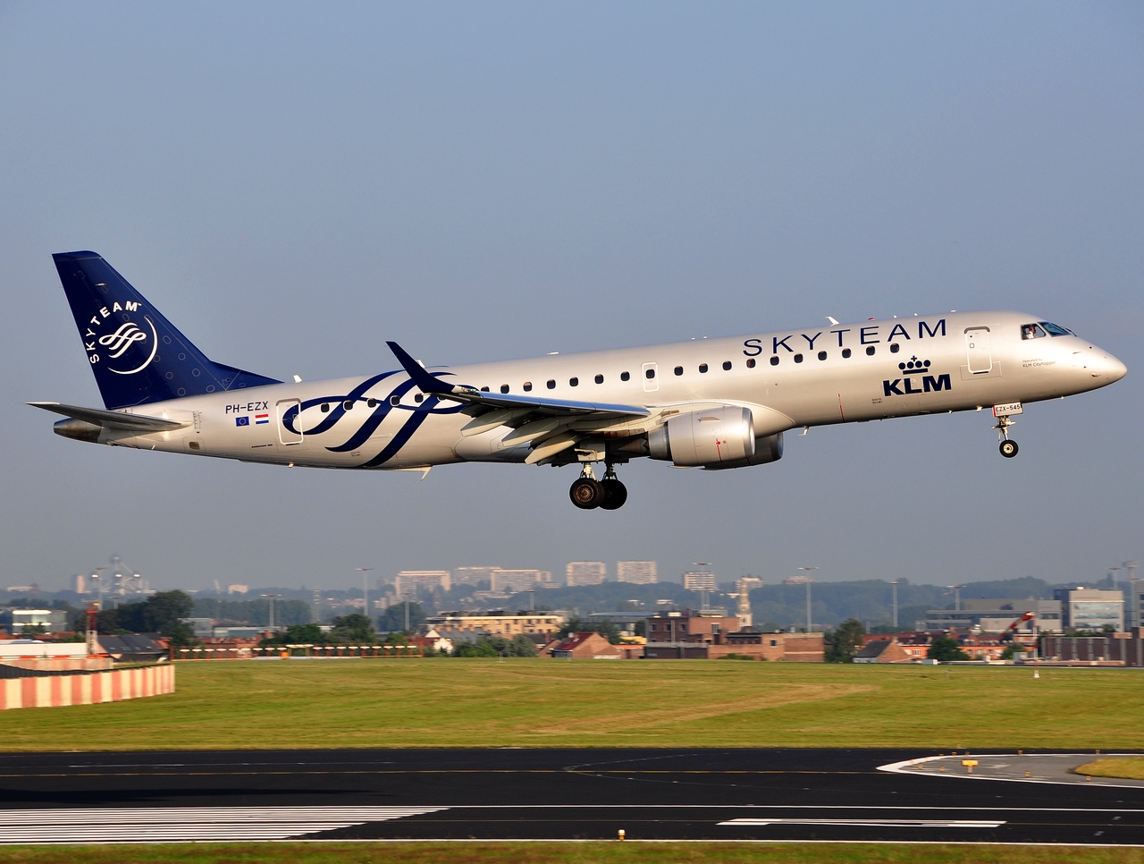 PH-EZX - ERJ-190STD (ERJ-190-100) - KLM Cityhopper - AMS - 10-07-2013
