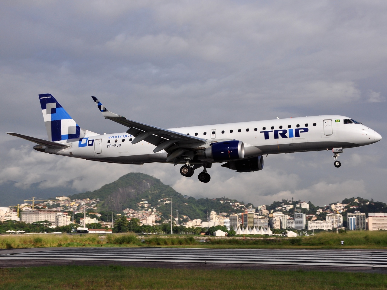 PP-PJO - ERJ-190LR (ERJ-190-100 LR) - TRIP Linhas Aereas - SDU - 04-06-2013