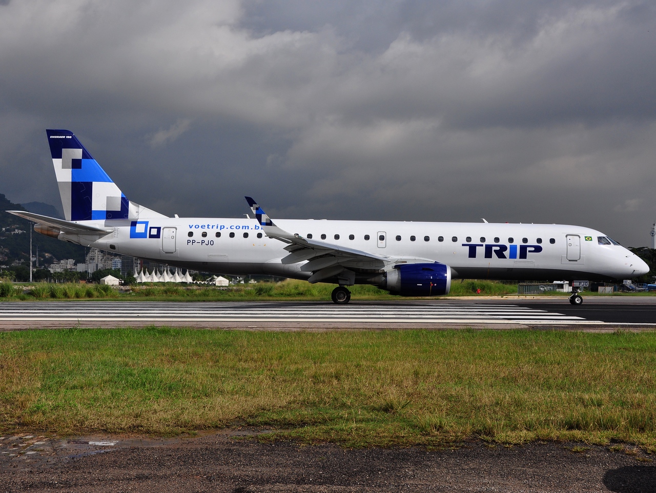 PP-PJO - ERJ-190LR (ERJ-190-100 LR) - TRIP Linhas Aereas - SDU - 04-06-2013c