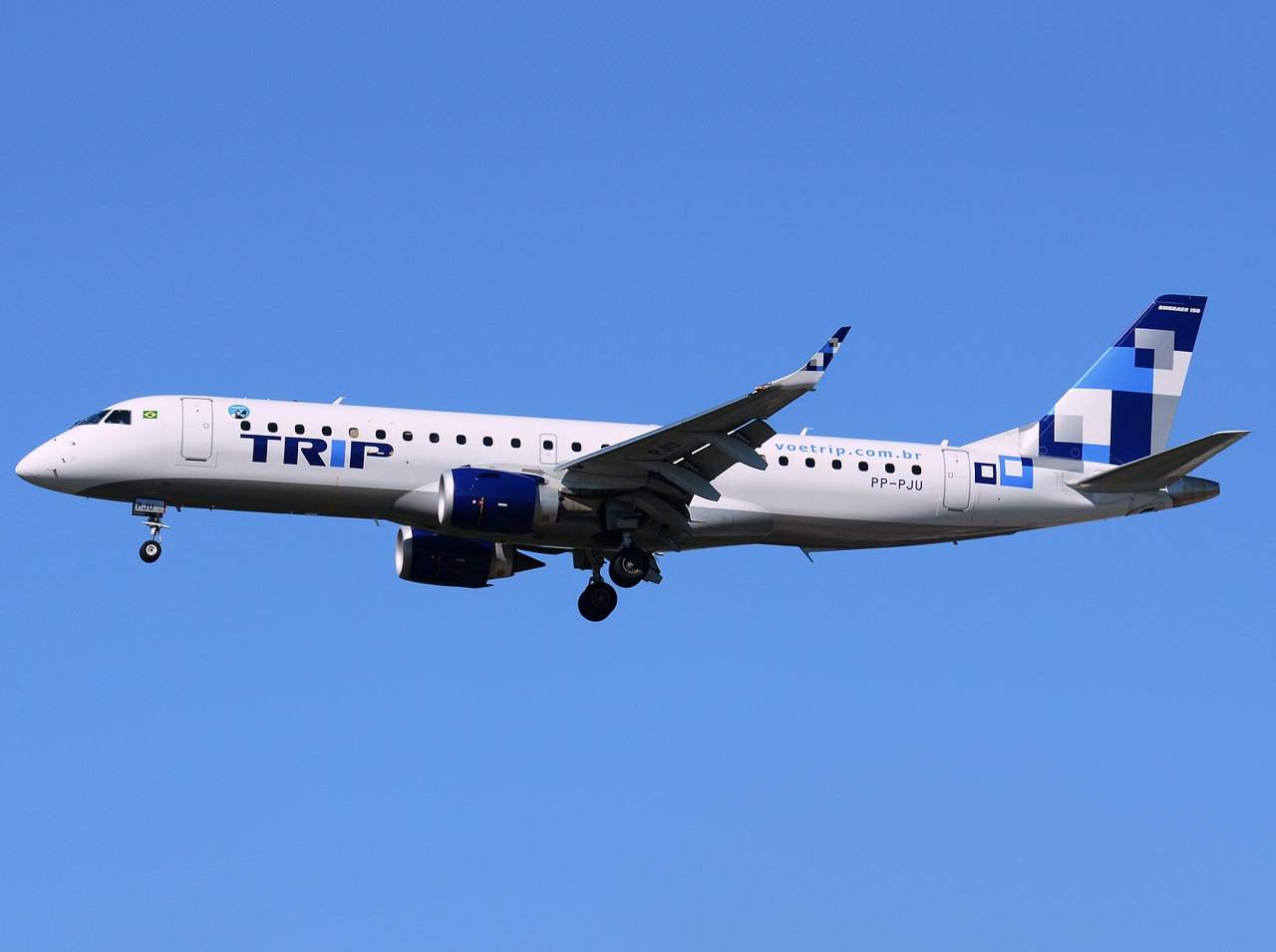 PP-PJU - ERJ-190LR (ERJ-190-100 LR) - TRIP Linhas Aereas - GRU - 05-06-2013