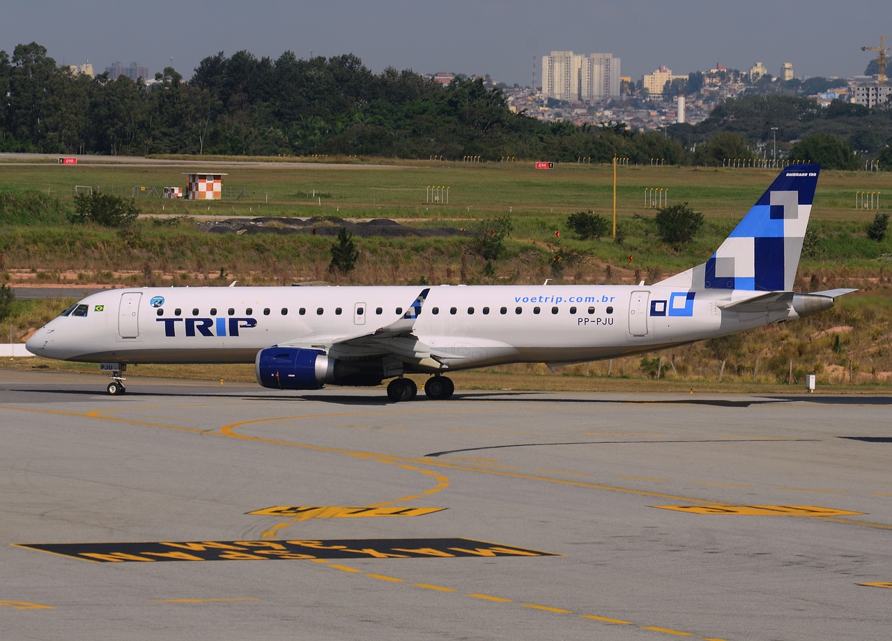 PP-PJU - ERJ-190LR (ERJ-190-100 LR) - TRIP Linhas Aereas - GRU - 06-06-2013