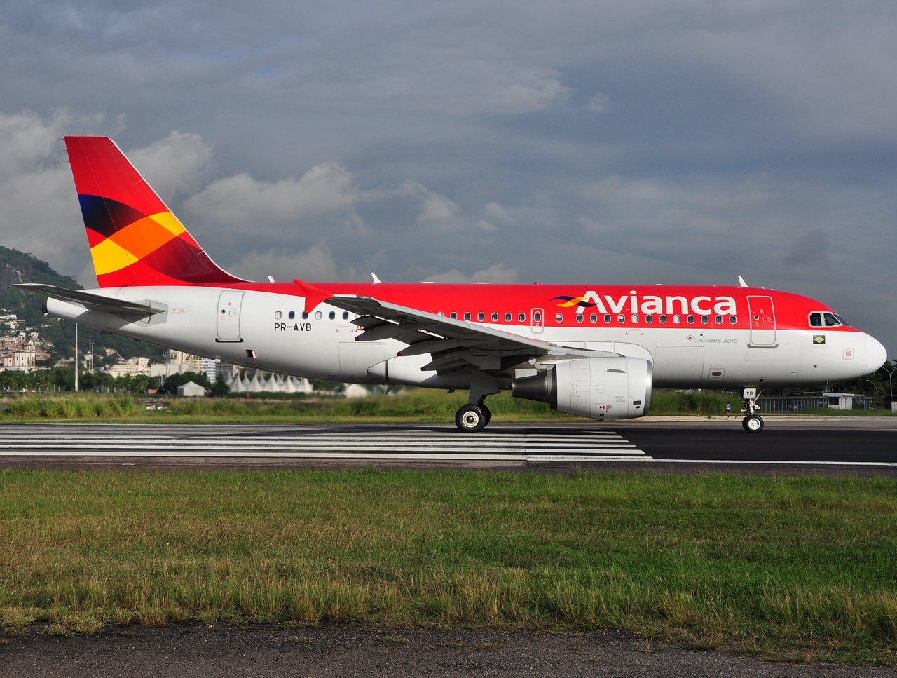 PR-AVB - A319-115 - Avianca Brasil - SDU - 04-06-2013b
