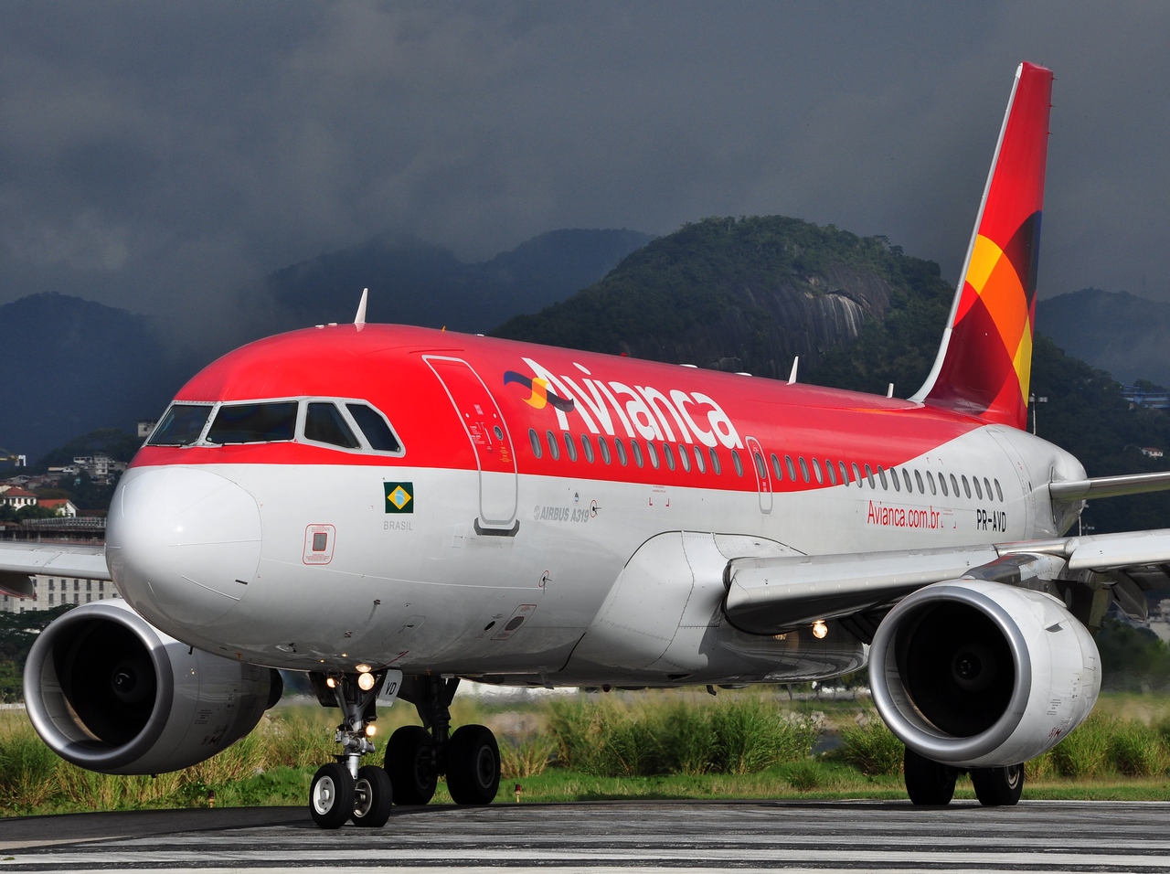 PR-AVD - A319-115 - Avianca Brasil - SDU - 04-06-2013b