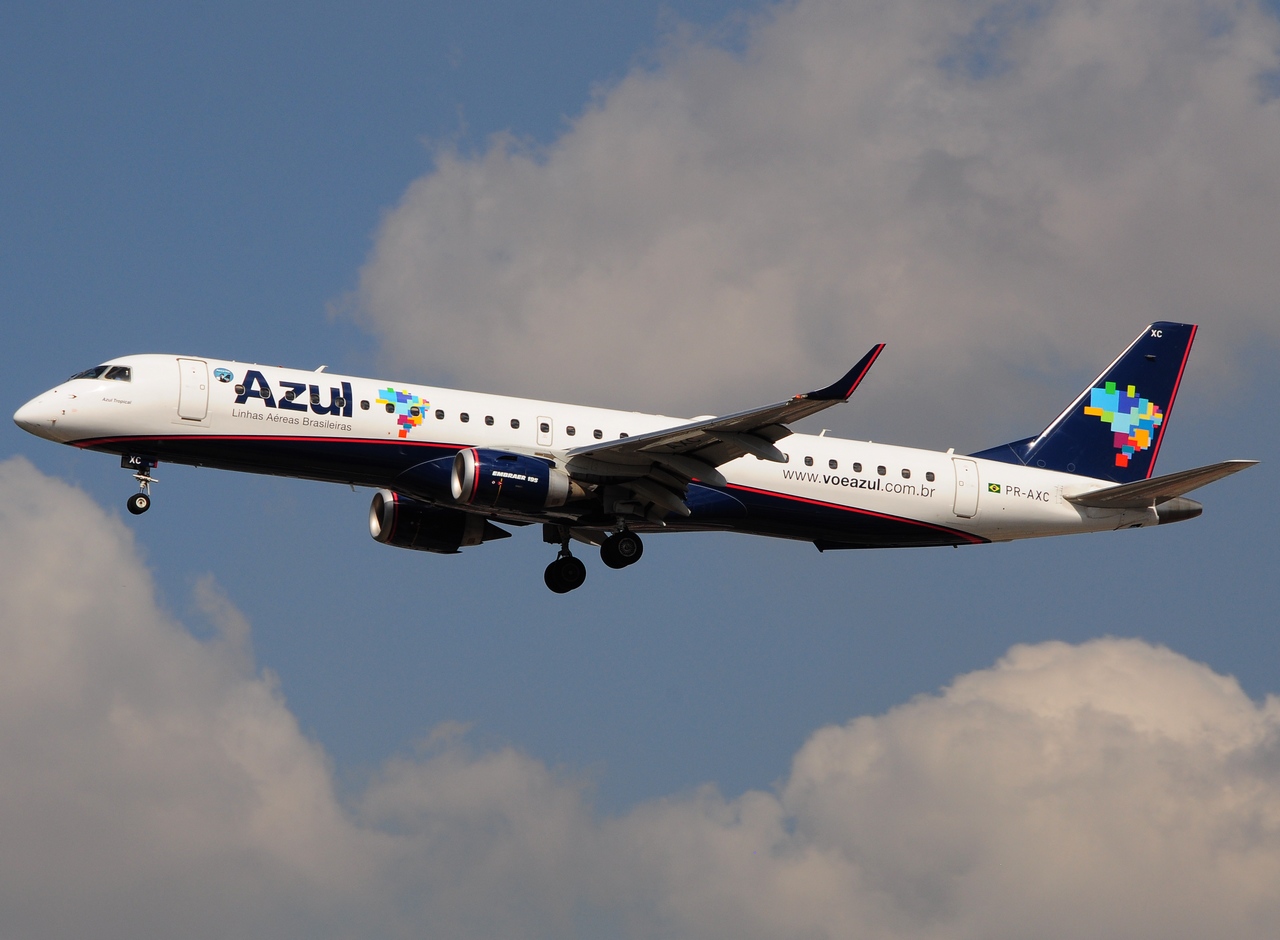 PR-AXC - ERJ-195-AR (ERJ-190-200 IGW) - AZUL Linhas Aereas Brasileiras - GRU - 07-06-2013