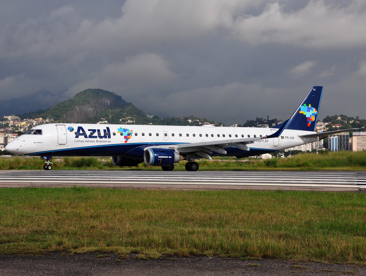 PR-AYA - ERJ-195AR (ERJ-190-200 IGW) - AZUL Linhas Aereas Brasileiras - SDU - 04-06-2013