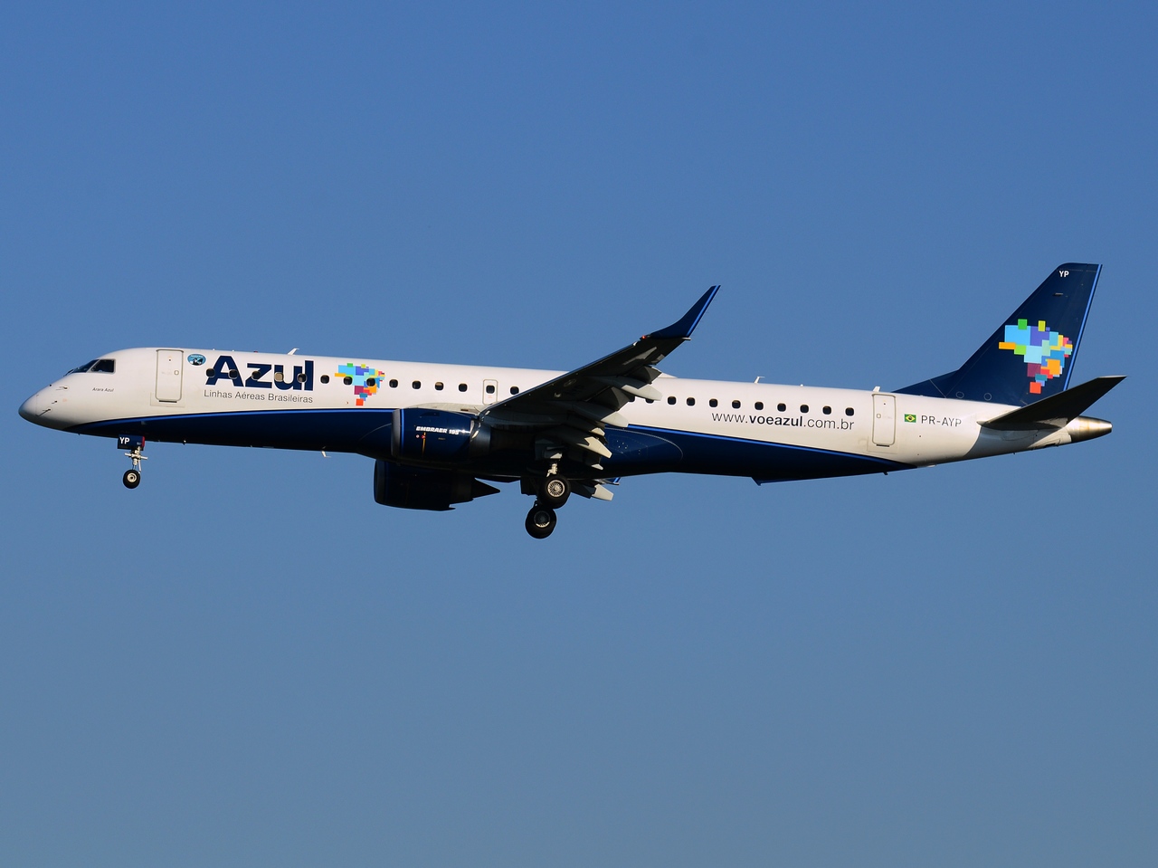 PR-AYP - ERJ-195AR (ERJ-190-200 IGW) - AZUL Linhas Aereas Brasileiras - GRU - 05-06-2013b