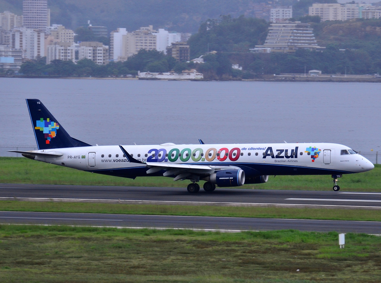 PR-AYQ - ERJ-195AR (ERJ-190-200 IGW) - AZUL Linhas Aereas Brasileiras - SDU - 04-06-2013