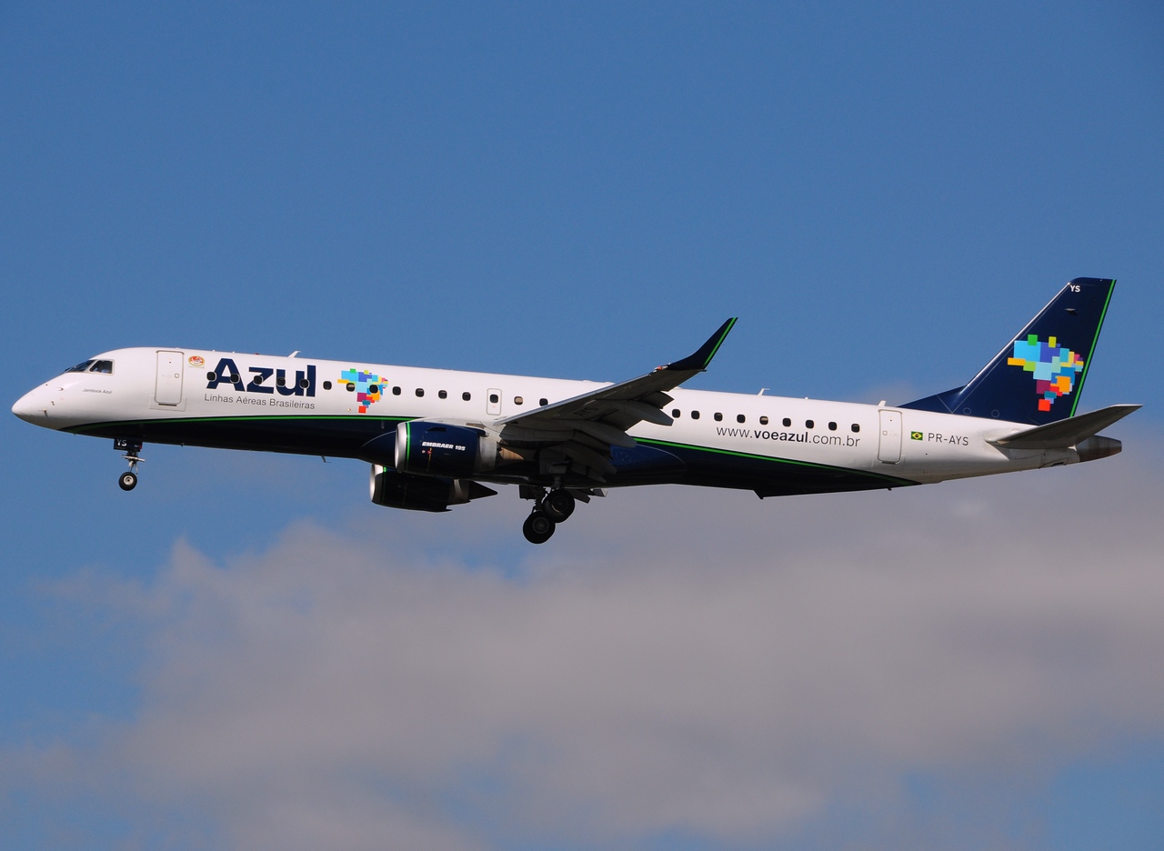 PR-AYS - ERJ-195AR (ERJ-190-200 IGW) - AZUL Linhas Aereas Brasileiras - GRU - 06-06-2013