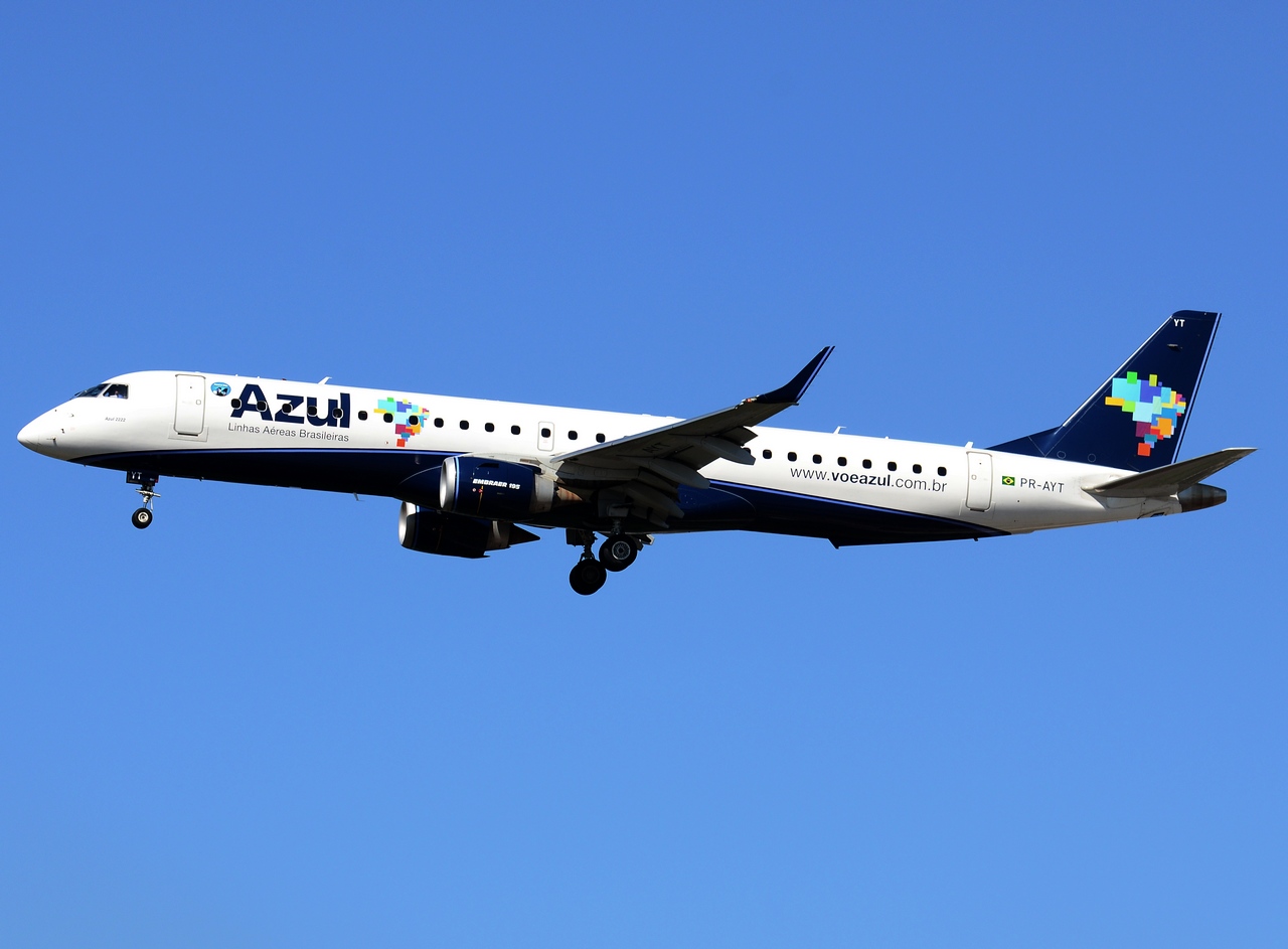 PR-AYT - ERJ-195AR (ERJ-190-200 IGW) - AZUL Linhas Aereas Brasileiras - GRU - 05-06-2013