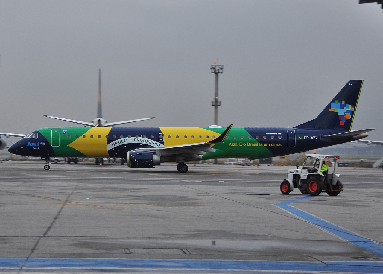 PR-AYV - ERJ-195-AR (ERJ-190-200 IGW) - AZUL Linhas Aereas Brasileiras - GRU - 03-06-2013