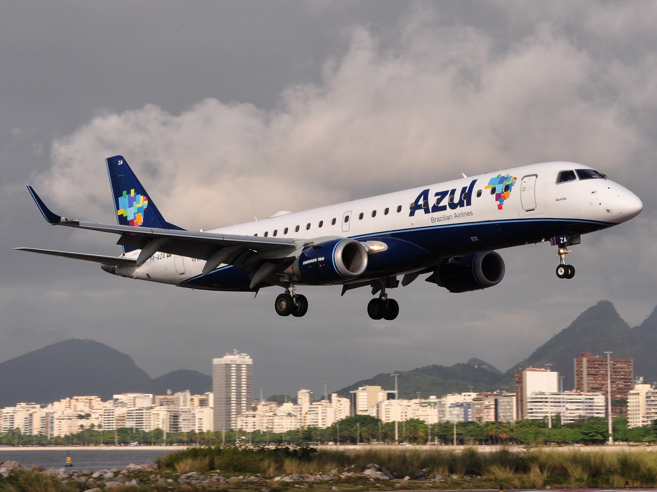 PR-AZA - ERJ-190AR (ERJ-190-100 IGW) - AZUL Linhas Aereas Brasileiras - SDU - 04-06-2013
