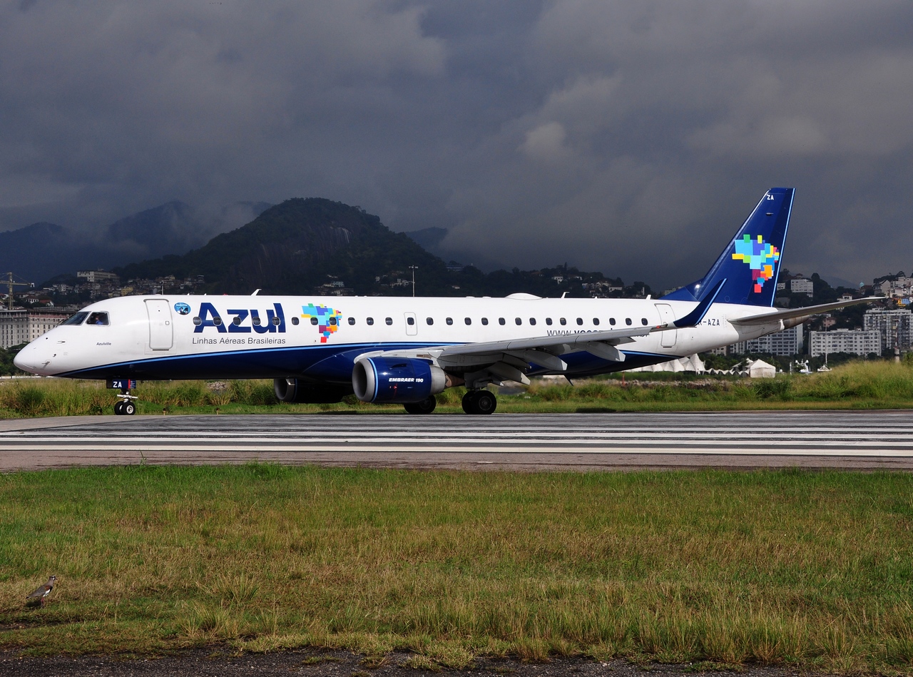 PR-AZA - ERJ-190AR (ERJ-190-100 IGW) - AZUL Linhas Aereas Brasileiras - SDU - 04-06-2013b