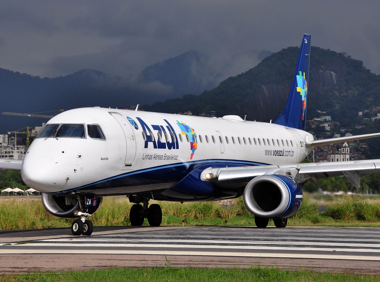 PR-AZA - ERJ-190AR (ERJ-190-100 IGW) - AZUL Linhas Aereas Brasileiras - SDU - 04-06-2013c