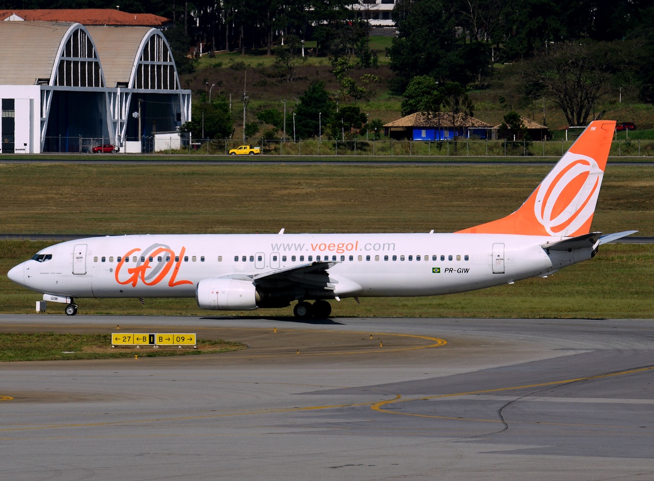 PR-GIW - 737-86N - GOL _ Linhas Aereas Inteligentes - GRU - 06-06-2013