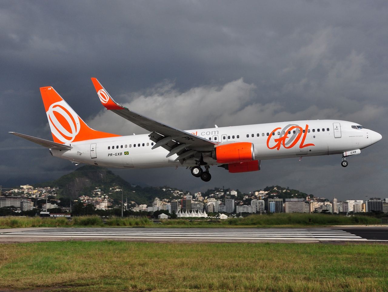 PR-GXB - 737-8EH(WL) - GOL _ Linhas Aereas Inteligentes - SDU - 04-06-2013b