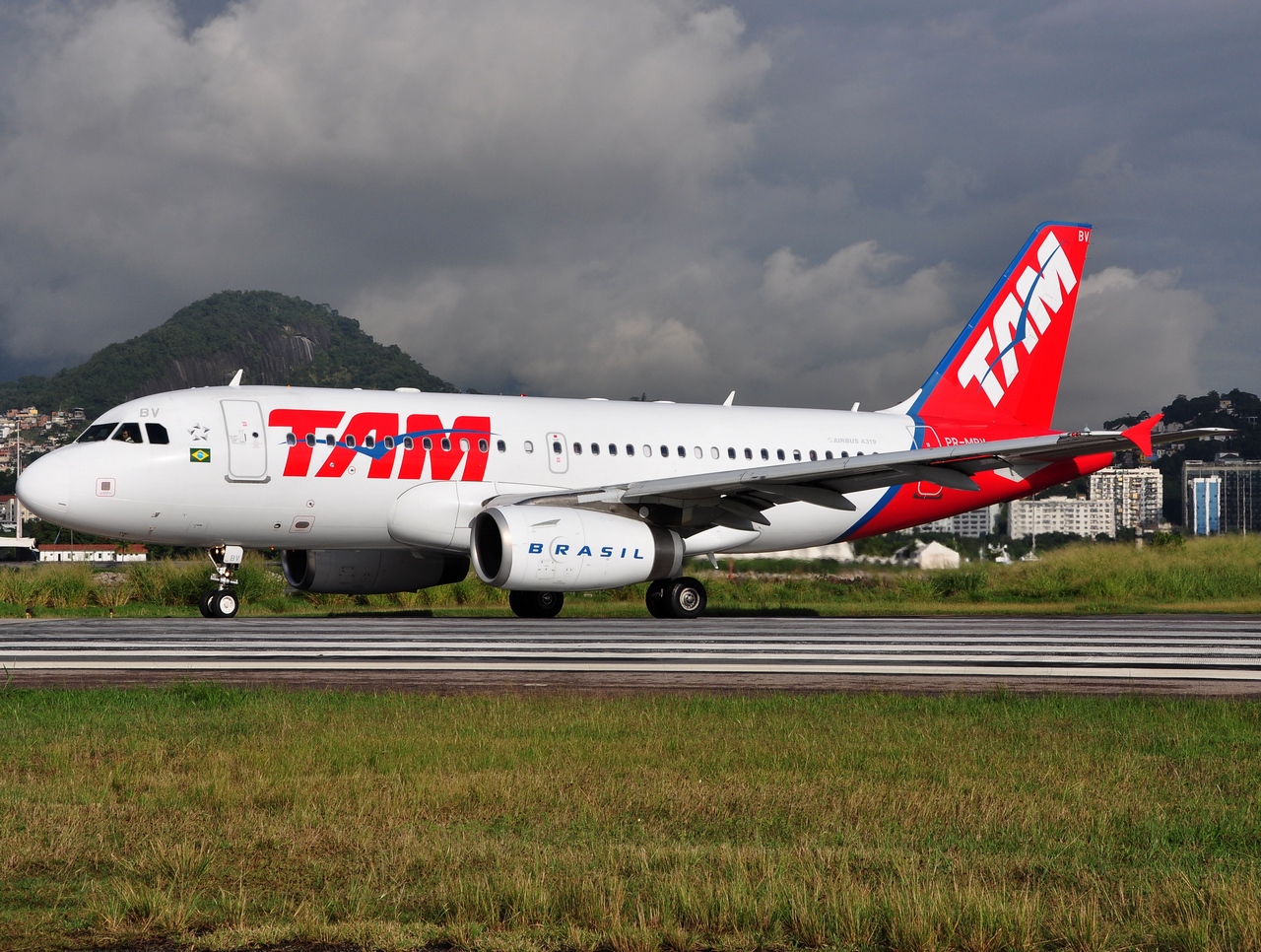 PR-MBV - A319-132 - TAM Linhas Aereas - SDU - 04-06-2013b