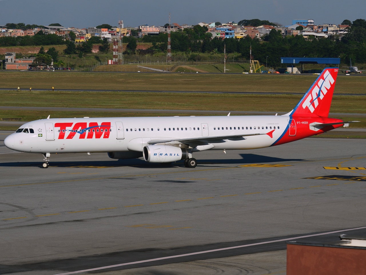 PT-MXH - A321-231 - TAM Linhas Aereas - GRU - 06-06-2013b