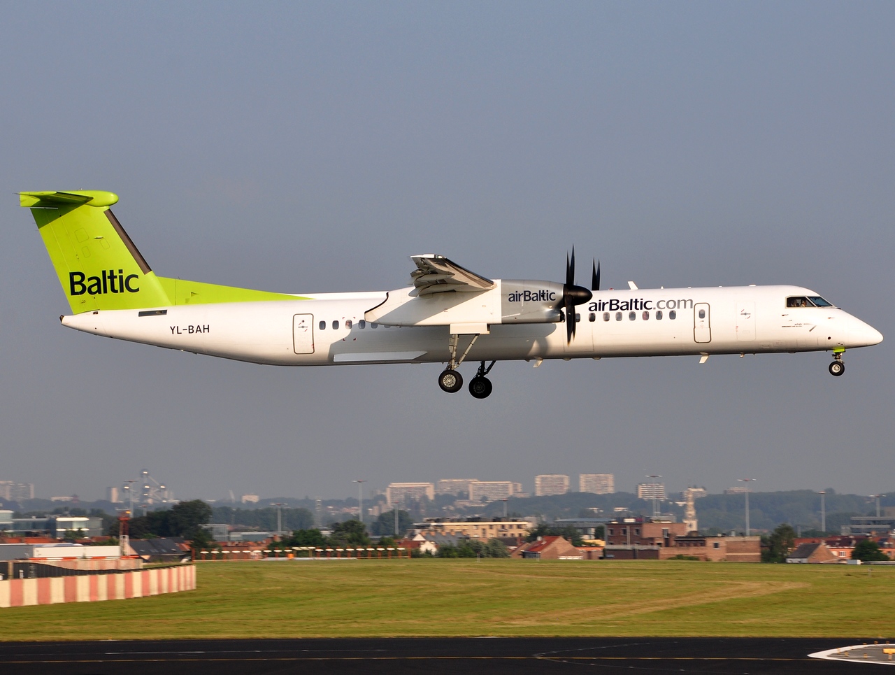 YL-BAH - DHC-8-402NG - Air Baltic - BRU - 10-07-2013