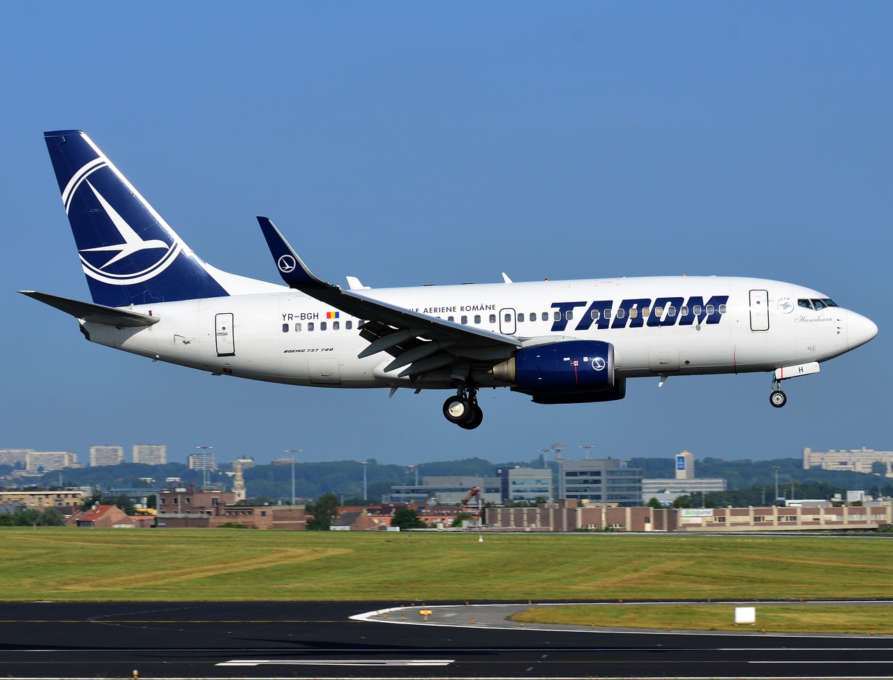 YR-BGH - 737-78J(WL) - Tarom - BRU - 10-07-2013
