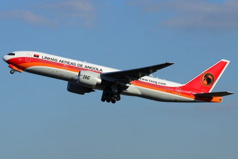 D2-TEE - 777-2M2(ER) - TAAG _ Linhas Aereas de Angola Airlines - GRU - 07-06-2013b