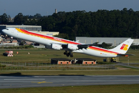 EC-LCZ - A340-642 - Iberia - GRU - 07-06-2013b