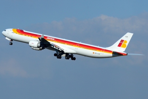 EC-LCZ - A340-642 - Iberia - GRU - 07-06-2013c