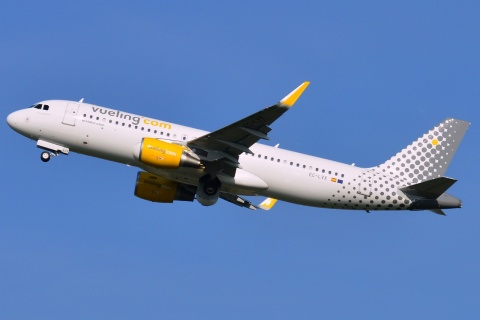 EC-LVX - A320-214(WL) - Vueling - AMS - 07-07-2013