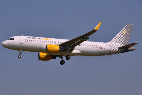 EC-LVX - A320-214(WL) - Vueling - BRU - 09-07-2013