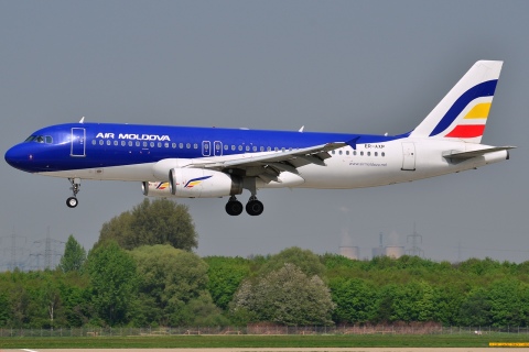 ER-AXP - A320-233 - Air Moldova - DUS - 06-05-2013
