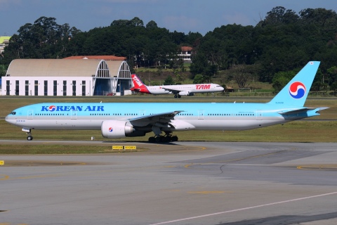 HL8208 - 777-3B5(ER) - Korean Air Lines - GRU - 06-06-2013b