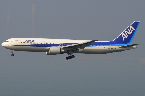 JA618A - 767-381(ER) - ANA All Nippon Airways - HKG - 23-01-2013