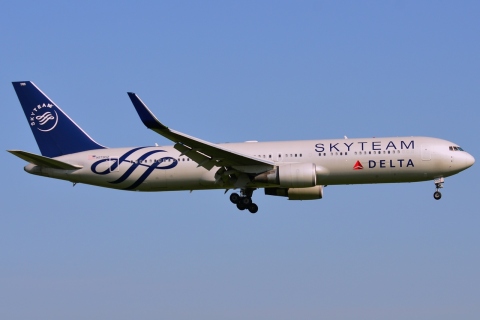 N175DZ - 767-332(ER)(WL) - Delta Air Lines - AMS - 07-07-2013