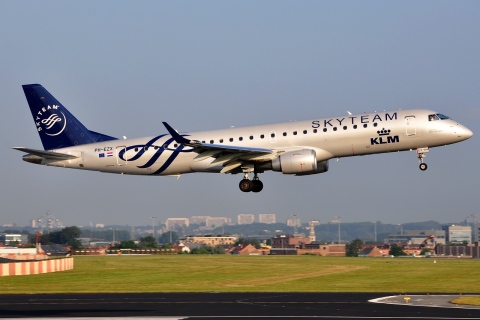 PH-EZX - ERJ-190STD (ERJ-190-100) - KLM Cityhopper - AMS - 10-07-2013