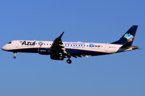 PR-AYI - ERJ-195AR (ERJ-190-200 IGW) - AZUL Linhas Aereas Brasileiras - GRU - 05-06-2013b