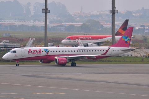PR-AYO - ERJ-195AR (ERJ-190-200 IGW) - AZUL Linhas Aereas Brasileiras - GRU - 05-06-2013b
