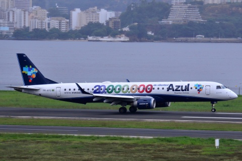 PR-AYQ - ERJ-195AR (ERJ-190-200 IGW) - AZUL Linhas Aereas Brasileiras - SDU - 04-06-2013