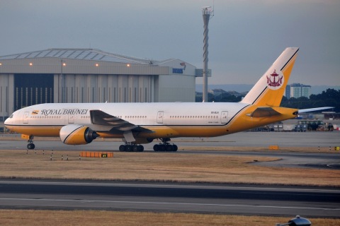 V8-BLA - 777-212(ER) - Royal Brunei Airlines - LHR - 12-07-2013