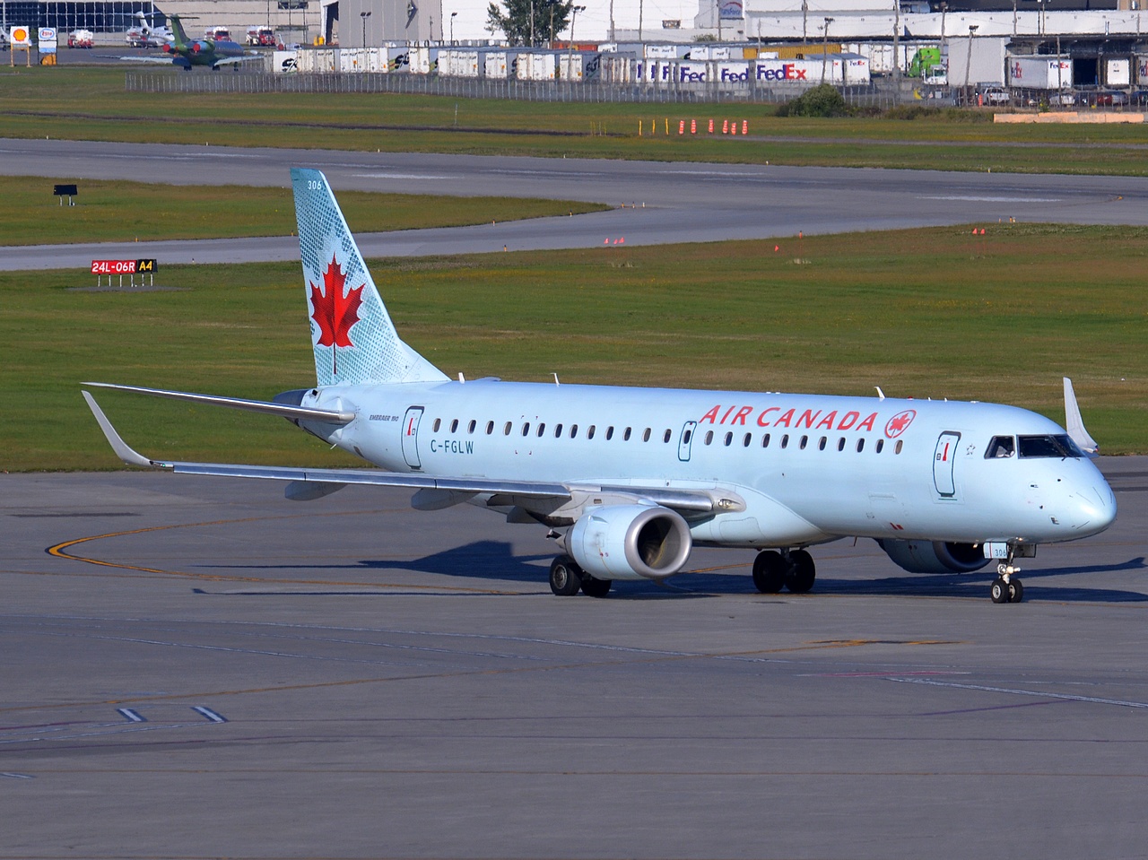 C-FGLW - ERJ-190AR (ERJ-190-100 IGW) - Air Canada - YUL - 19-09-2014b