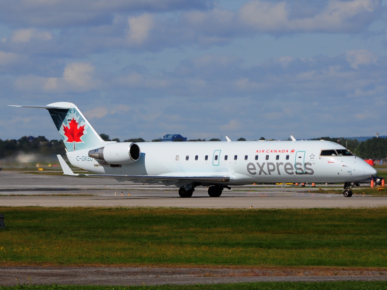 C-GKEU - CRJ-200LR - Air Canada Express - YUL - 18-09-2014