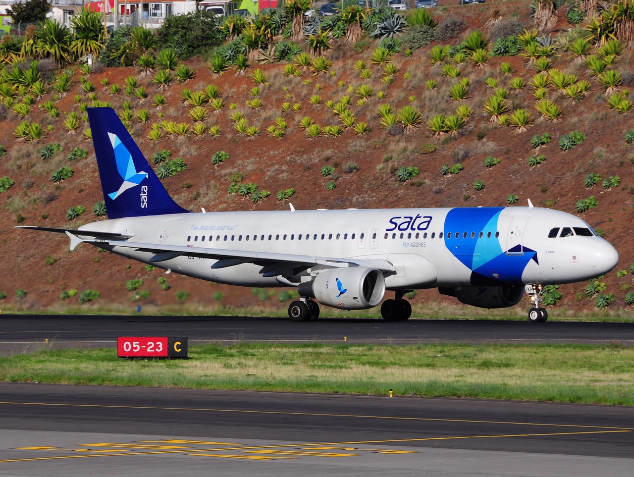 CS-TKP - A320-214 - SATA International - FNC - 28-09-2014b