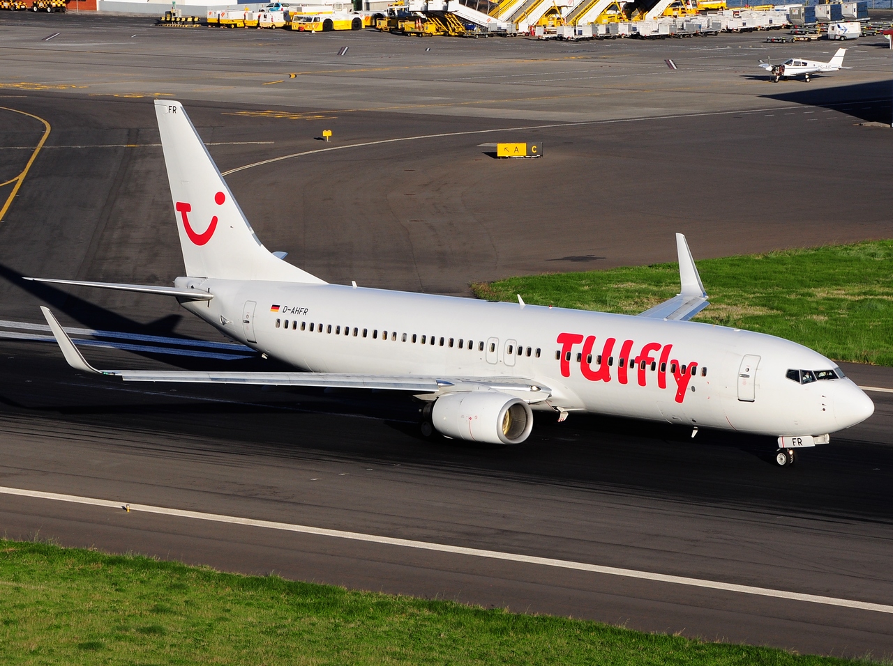 D-AHFR - 737-8K5(WL) - TUIfly - FNC - 30-09-2014b
