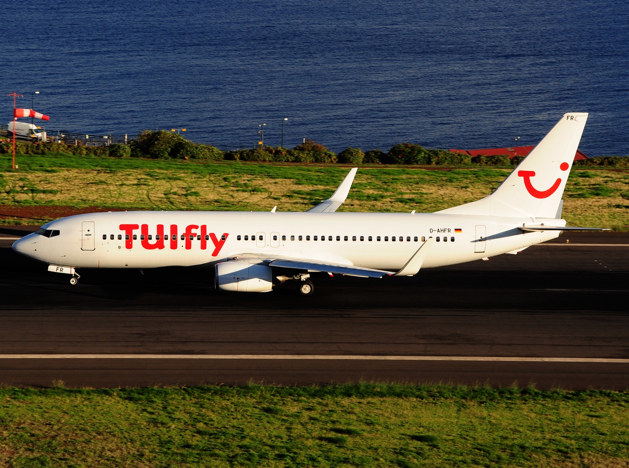 D-AHFR - 737-8K5(WL) - TUIfly - FNC - 30-09-2014g