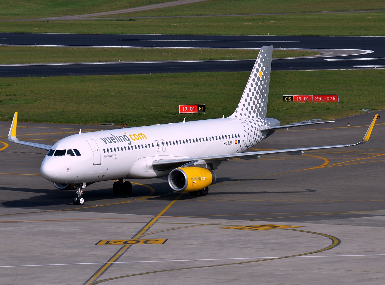 EC-LZE - A320-232(WL) - Vueling - BRU - 05-05-2014