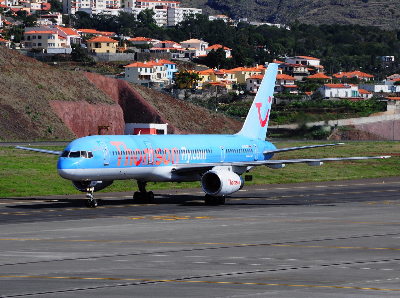 G-BYAT - 757-204(WL) - Thomson Airways - FNC - 29-09-2014
