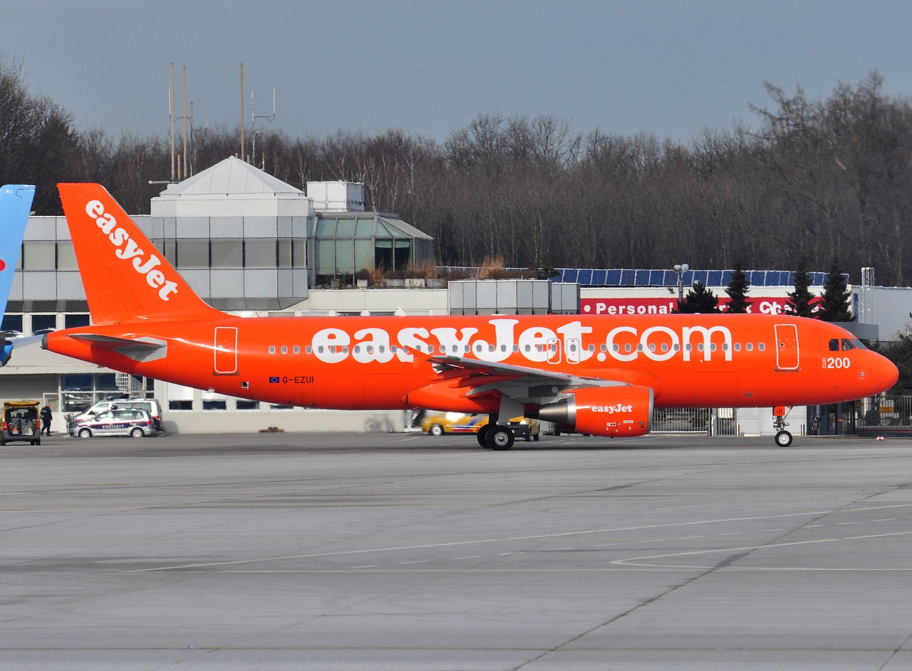 G-EZUI - A320-214 - easyJet - SZG - 11-01-2014