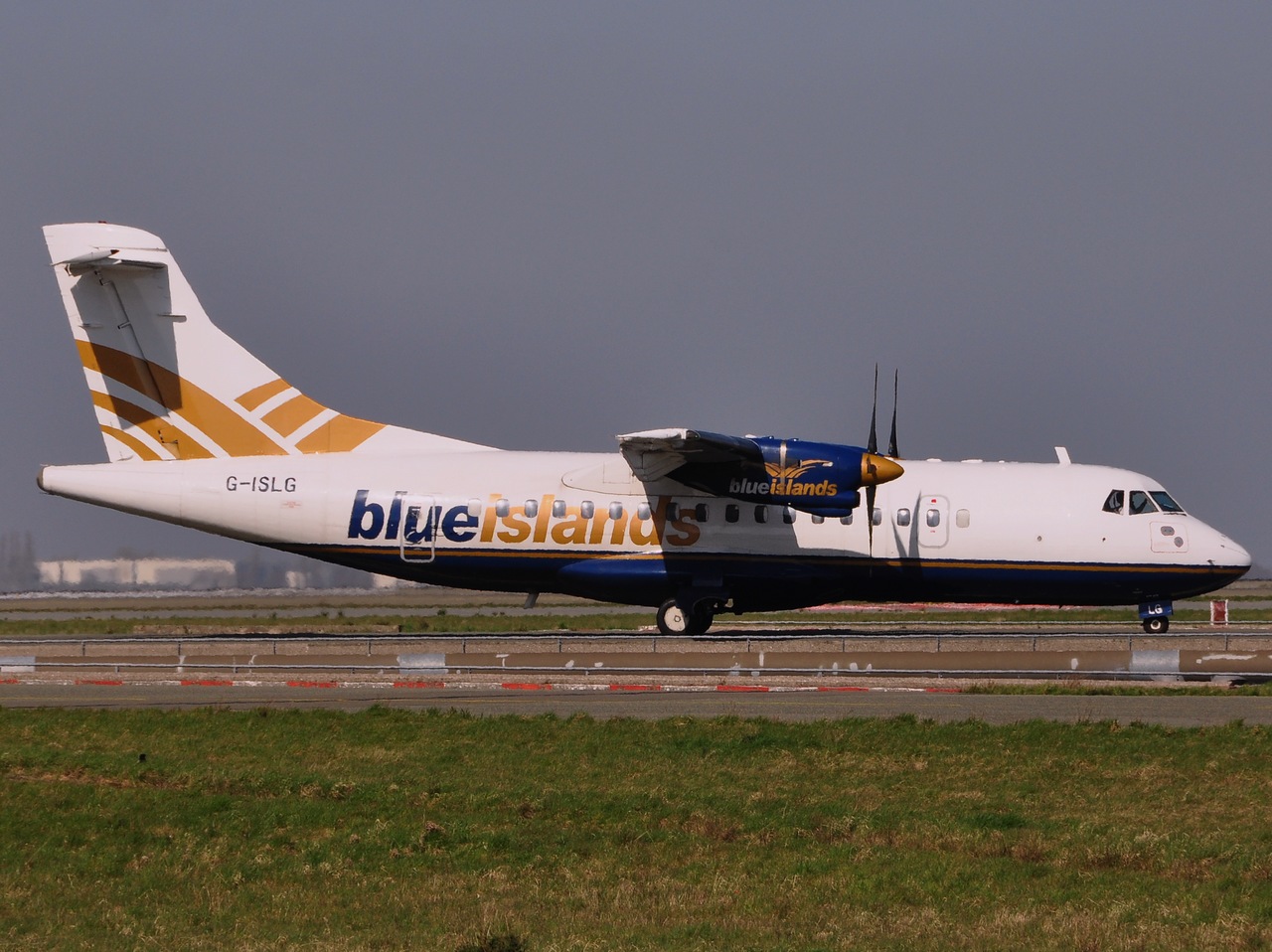 G-ISLG - ATR 42-300 - Blue Islands - CDG - 16-03-2014