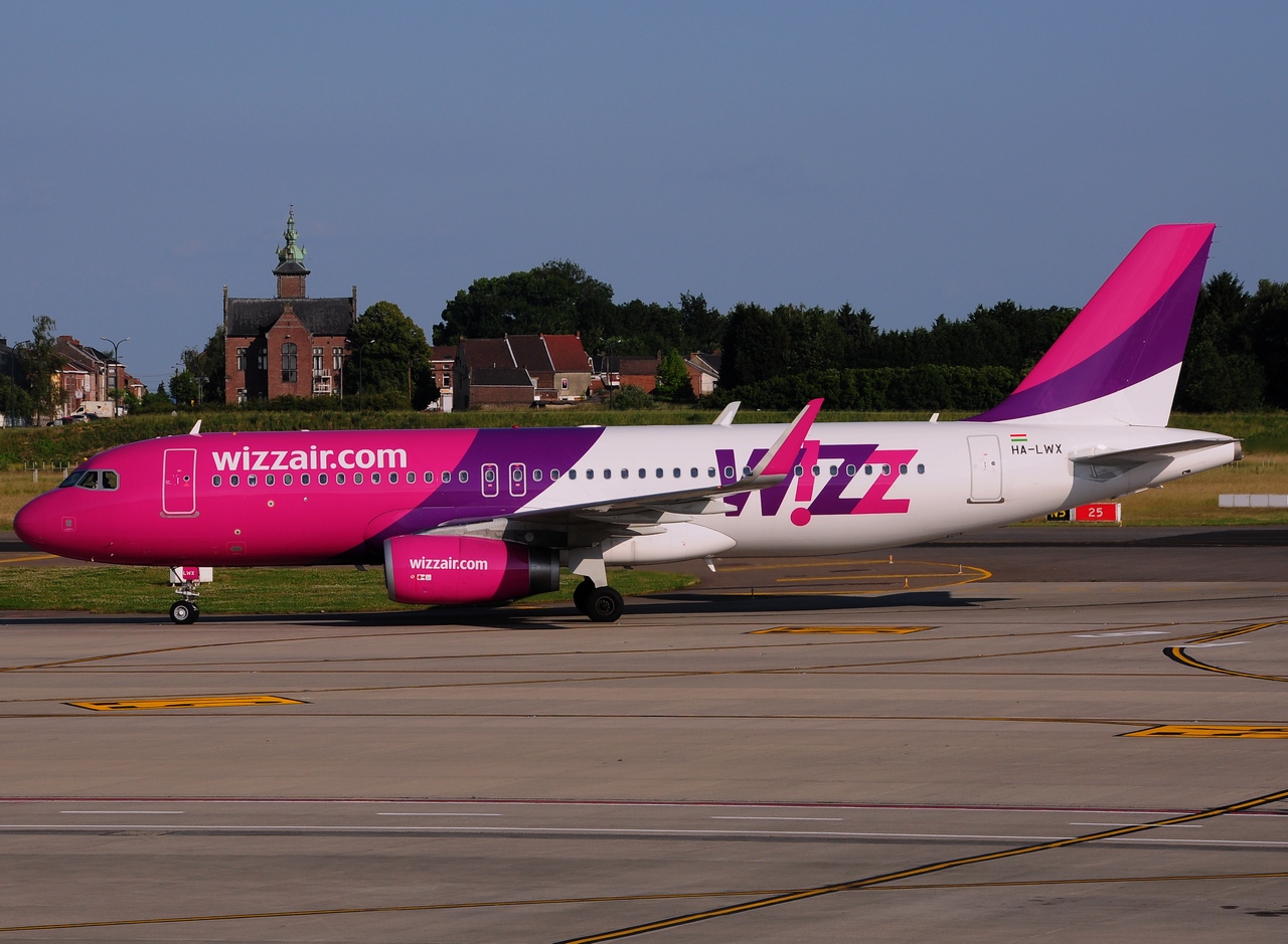 HA-LWX - A320-232(WL) - Wizz Air - CRL - 15-06-2014
