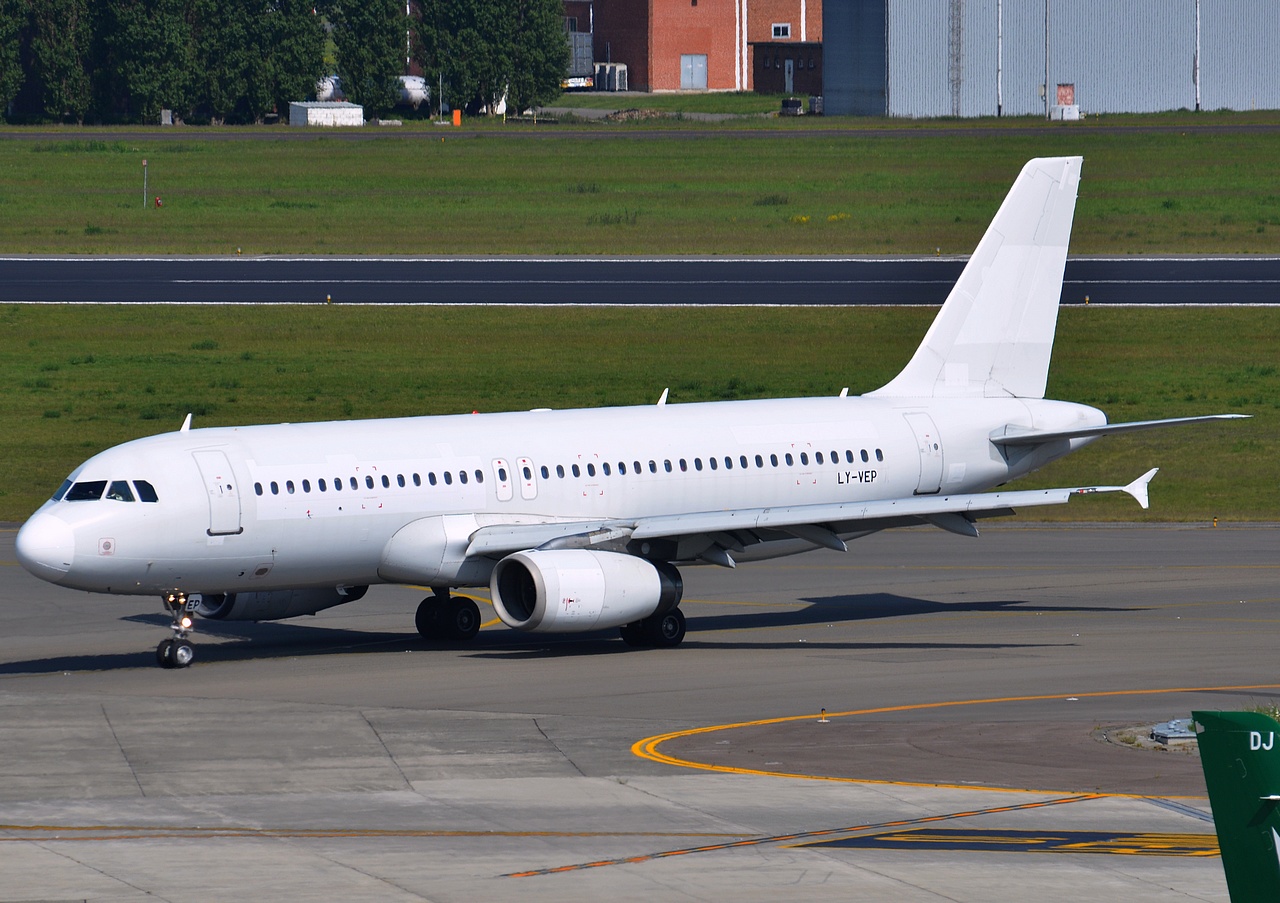 LY-VEP - A320-233 - Avion Express - BRU - 05-05-2014